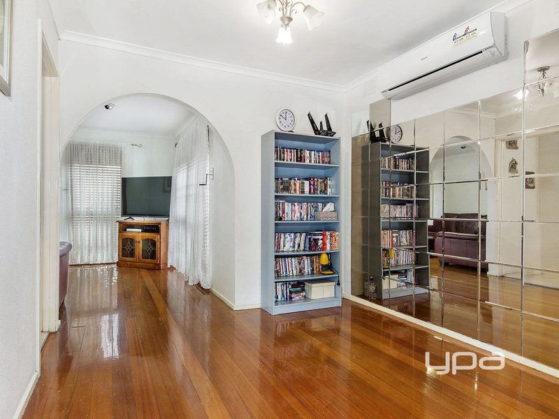 Photo - 4 Hazelwood Court, Kings Park VIC 3021 - Image 3