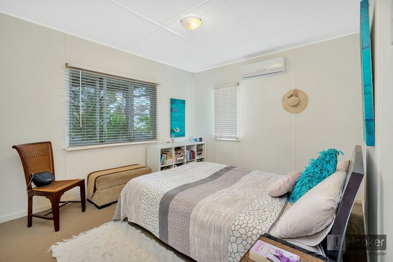 Photo - 4 Heydon Avenue, Labrador QLD 4215 - Image 9