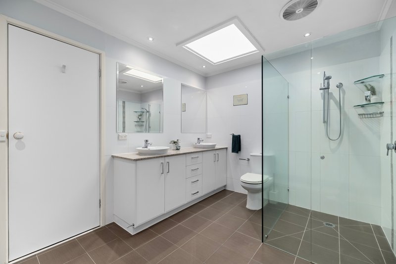 Photo - 4 Heysham Drive, Wheelers Hill VIC 3150 - Image 10