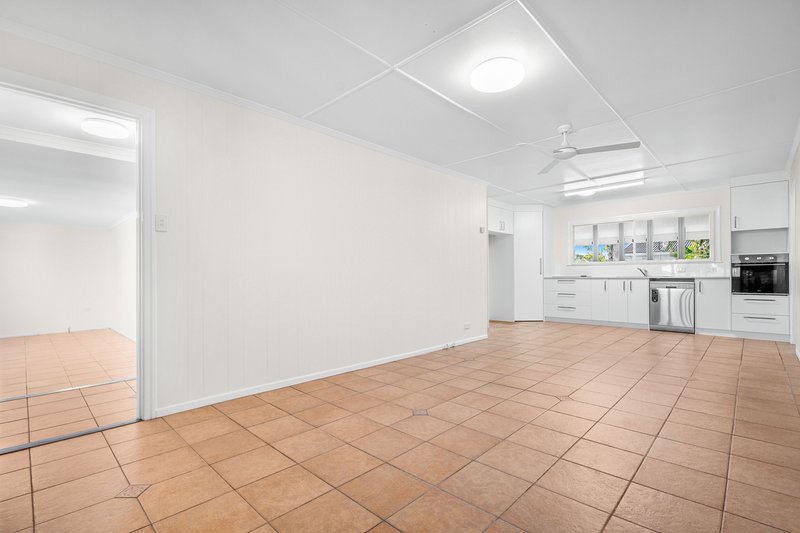Photo - 4 Hinckley Street, Manly West QLD 4179 - Image 2