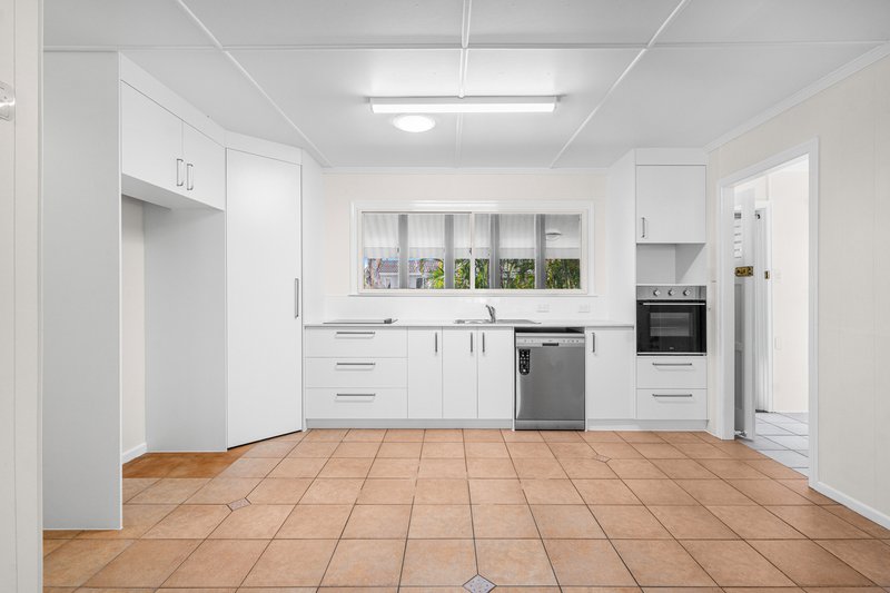 Photo - 4 Hinckley Street, Manly West QLD 4179 - Image 3
