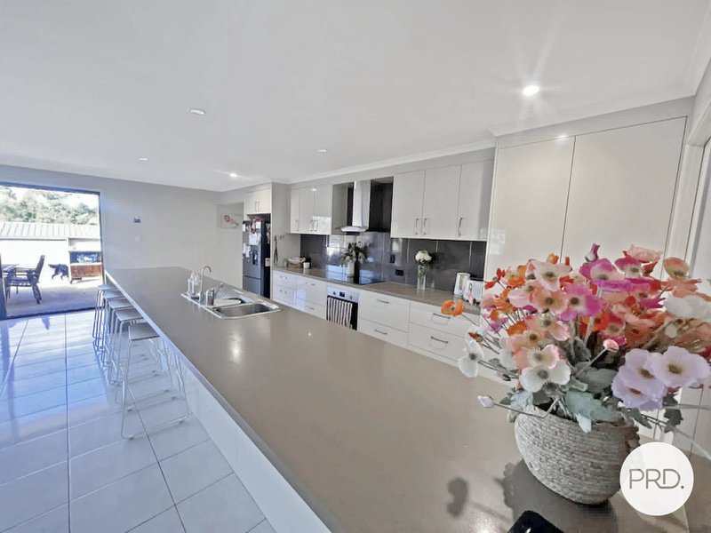 Photo - 4 Hoddinott Close, Tannum Sands QLD 4680 - Image 2