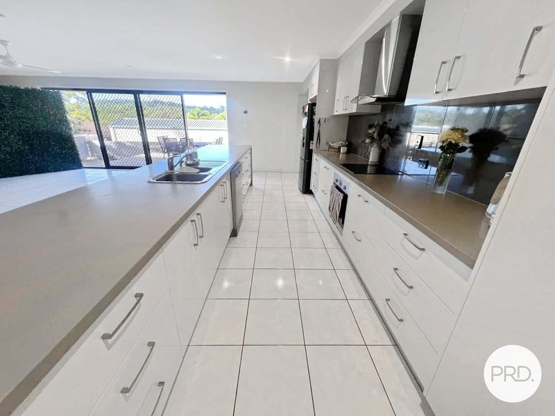 Photo - 4 Hoddinott Close, Tannum Sands QLD 4680 - Image 3