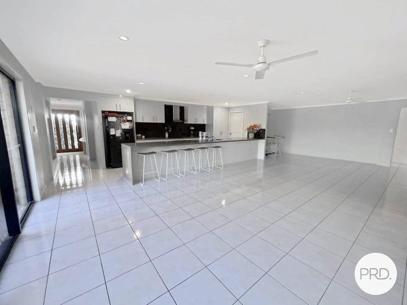 Photo - 4 Hoddinott Close, Tannum Sands QLD 4680 - Image 5