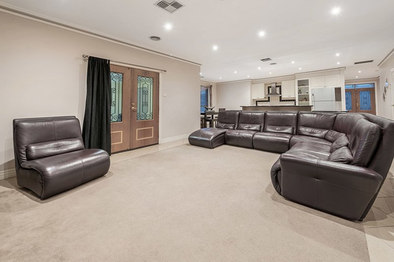 Photo - 4 Holbeck Place, Craigieburn VIC 3064 - Image 5