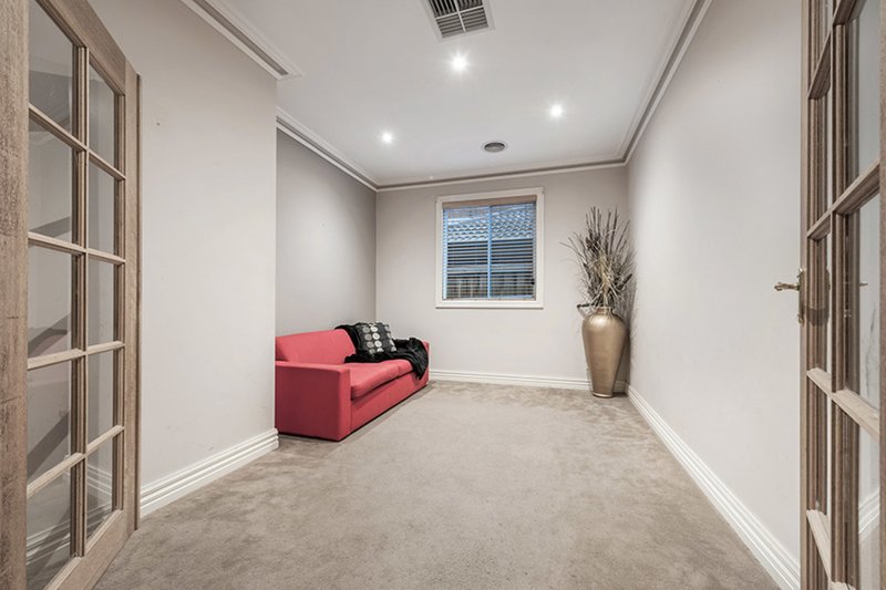 Photo - 4 Holbeck Place, Craigieburn VIC 3064 - Image 7