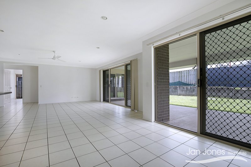 Photo - 4 Hollywood Ave , Bellmere QLD 4510 - Image 5