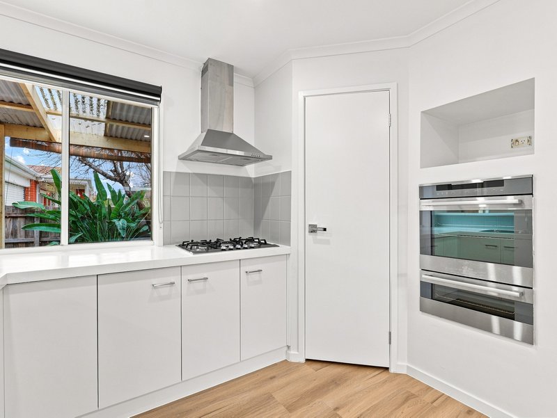 Photo - 4 Holmesdale Close, Werribee VIC 3030 - Image 4