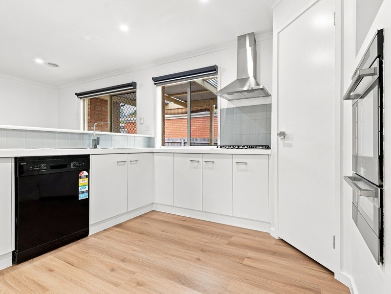 Photo - 4 Holmesdale Close, Werribee VIC 3030 - Image 6