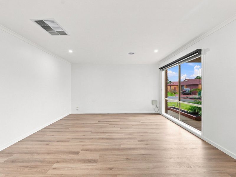 Photo - 4 Holmesdale Close, Werribee VIC 3030 - Image 9