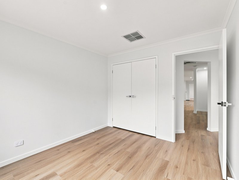 Photo - 4 Holmesdale Close, Werribee VIC 3030 - Image 14