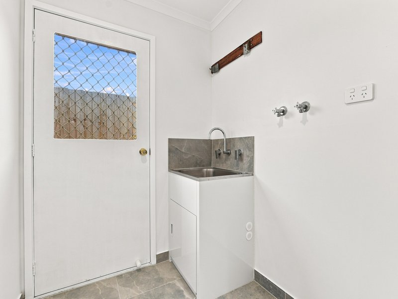Photo - 4 Holmesdale Close, Werribee VIC 3030 - Image 17