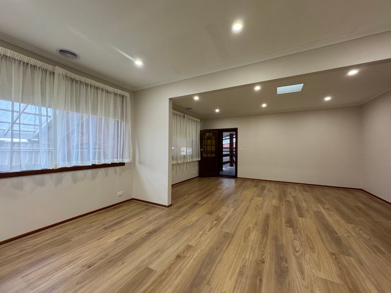 Photo - 4 Holohan Place, Dandenong North VIC 3175 - Image 9