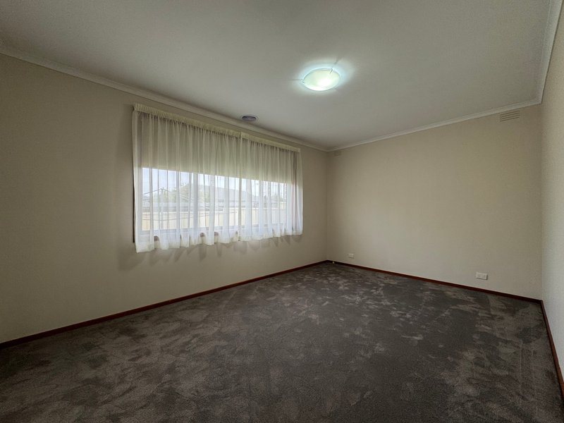 Photo - 4 Holohan Place, Dandenong North VIC 3175 - Image 11