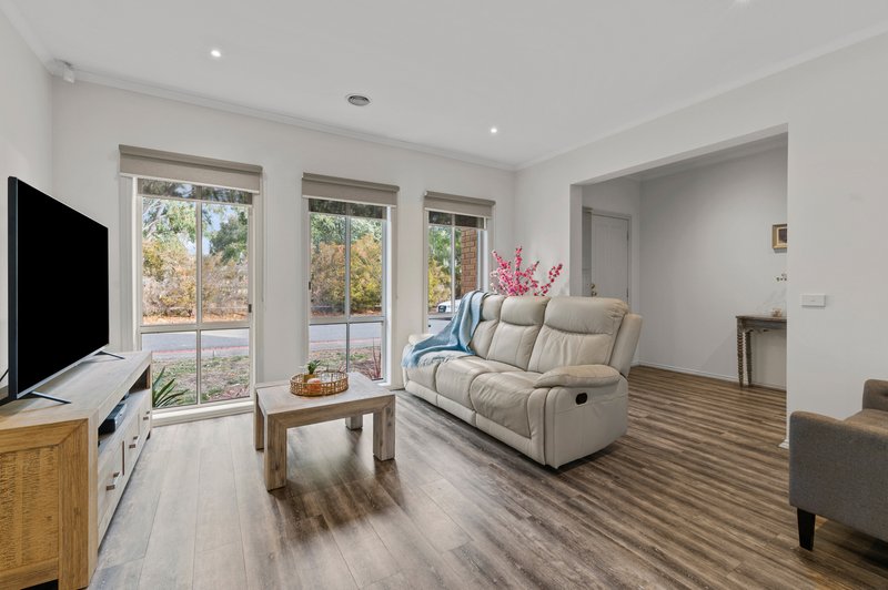 Photo - 4 Hummingbird Place, South Morang VIC 3752 - Image 3