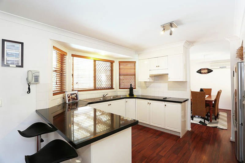 Photo - 4 Huntington Court, Calamvale QLD 4116 - Image 2