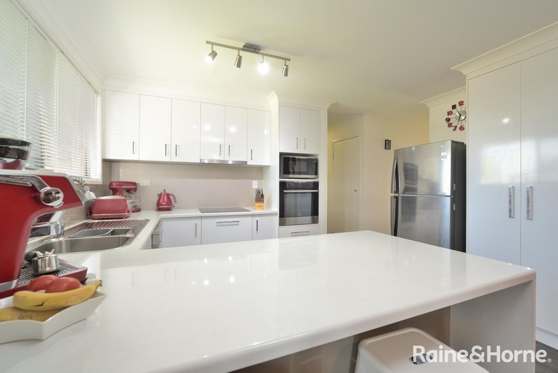 Photo - 4 Ingemar Court, Seaview Heights QLD 4680 - Image 5