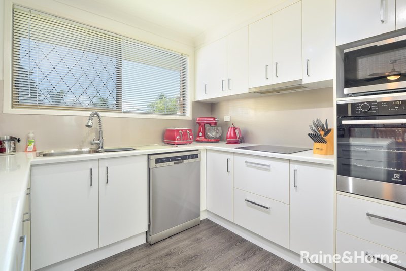 Photo - 4 Ingemar Court, Seaview Heights QLD 4680 - Image 6