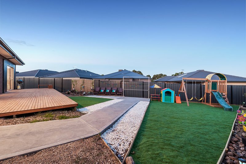 Photo - 4 Iron Bridge Road, Craigieburn VIC 3064 - Image 11