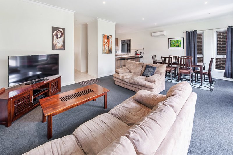 Photo - 4 Jarrah Place, Craigieburn VIC 3064 - Image 3