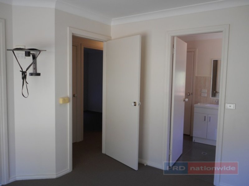 Photo - 4 Jillabenan Close, Tumut NSW 2720 - Image 3