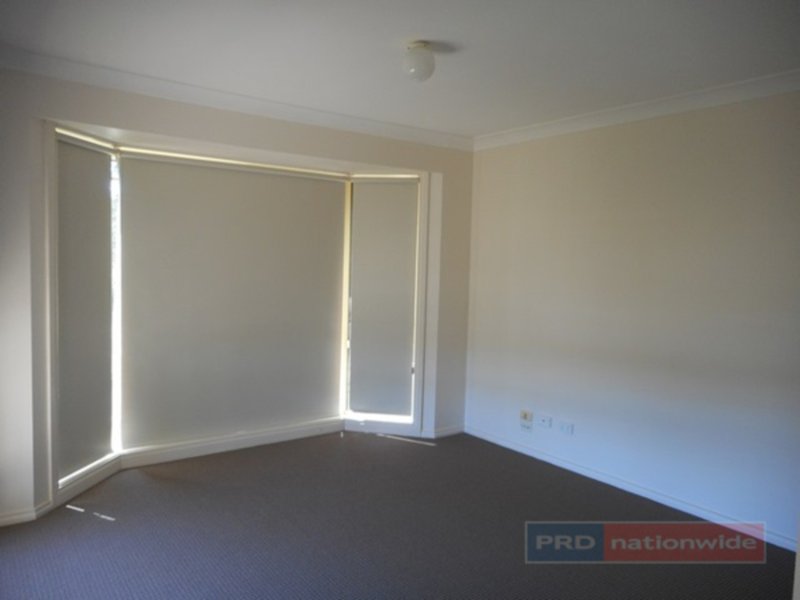 Photo - 4 Jillabenan Close, Tumut NSW 2720 - Image 4