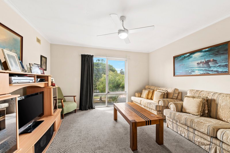 Photo - 4 Jonathan Avenue, Burwood East VIC 3151 - Image 2