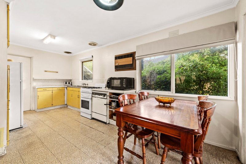 Photo - 4 Jonathan Avenue, Burwood East VIC 3151 - Image 6