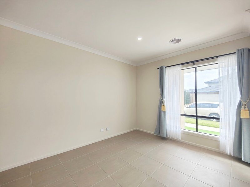 Photo - 4 Kanangra Street, Mambourin VIC 3024 - Image 3