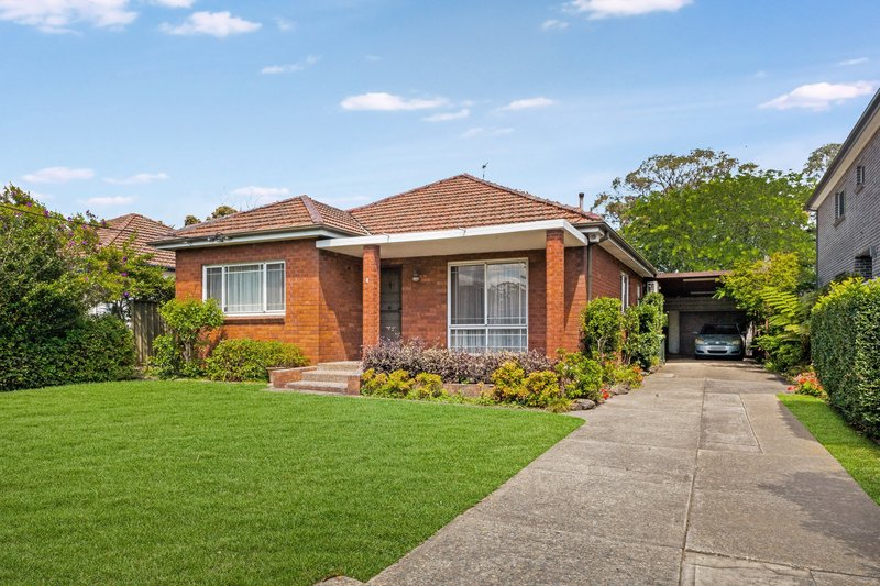 Photo - 4 Kawana Street, Bass Hill NSW 2197 - Image 2