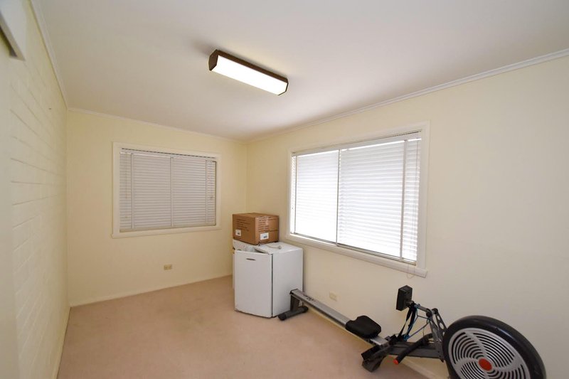 Photo - 4 Kent Place, Bossley Park NSW 2176 - Image 10