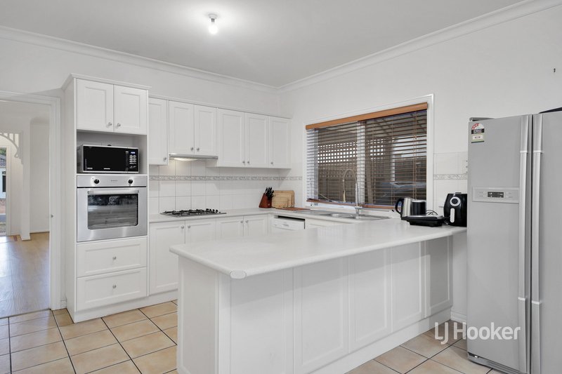 Photo - 4 Kerford Crescent, Point Cook VIC 3030 - Image 4