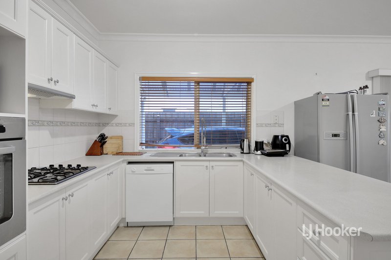 Photo - 4 Kerford Crescent, Point Cook VIC 3030 - Image 5