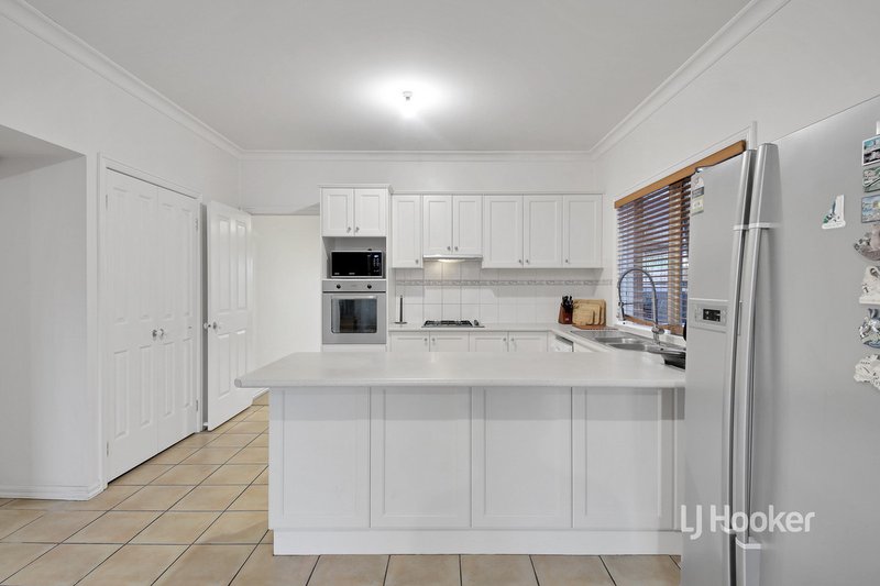 Photo - 4 Kerford Crescent, Point Cook VIC 3030 - Image 6