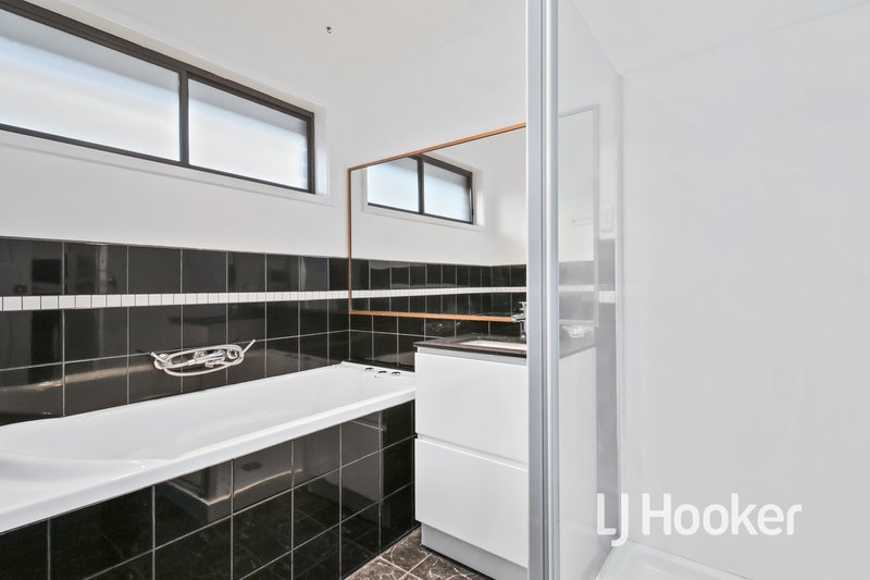 Photo - 4 Kerrison Drive, Hampton Park VIC 3976 - Image 11