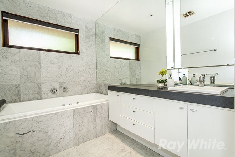 Photo - 4 Kimberley Court, Mount Waverley VIC 3149 - Image 5