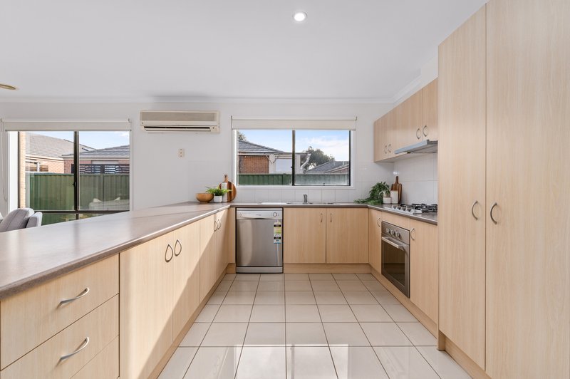 Photo - 4 Kumara Circuit, South Morang VIC 3752 - Image 2