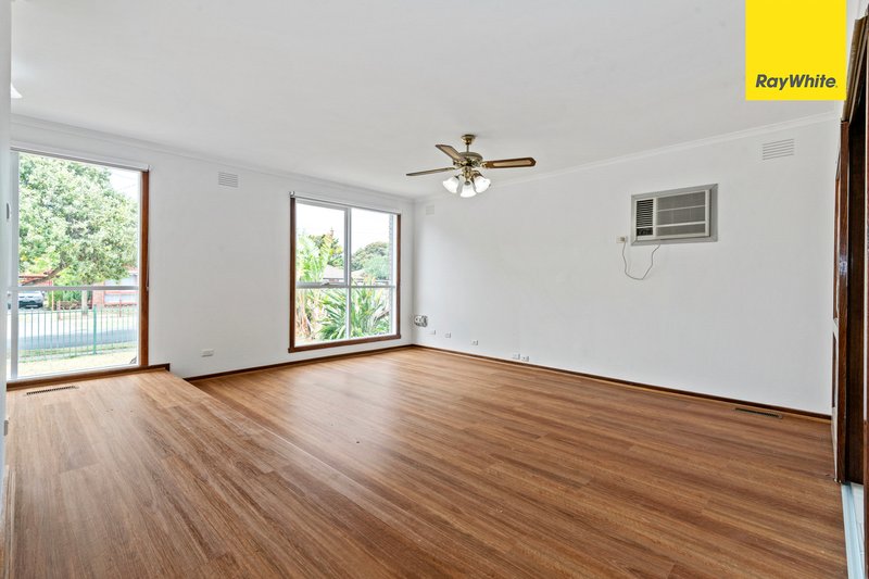 Photo - 4 Kurrajong Crescent, Melton South VIC 3338 - Image 3