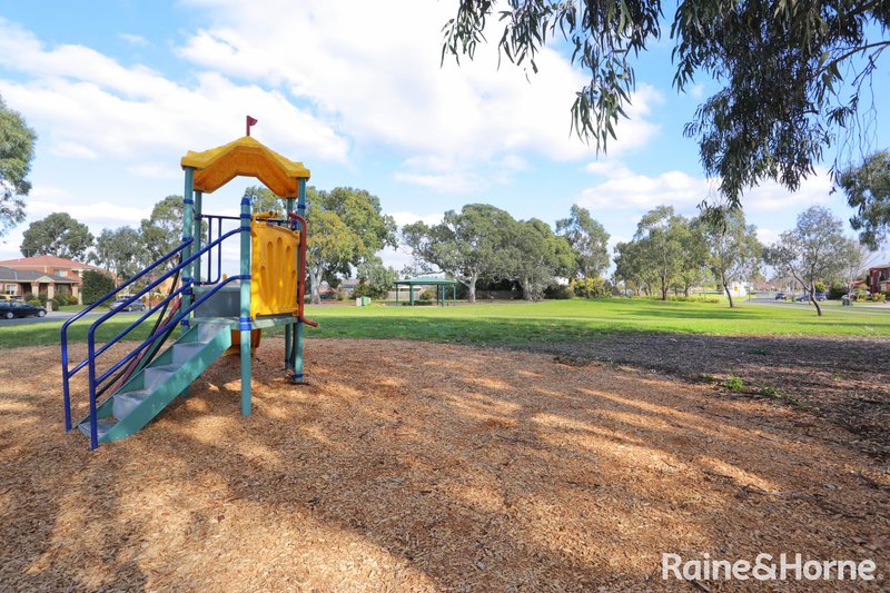 Photo - 4 Lachlan Crescent, Roxburgh Park VIC 3064 - Image 9