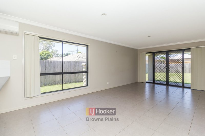 Photo - 4 Lachlan Lane, Hillcrest QLD 4118 - Image 3