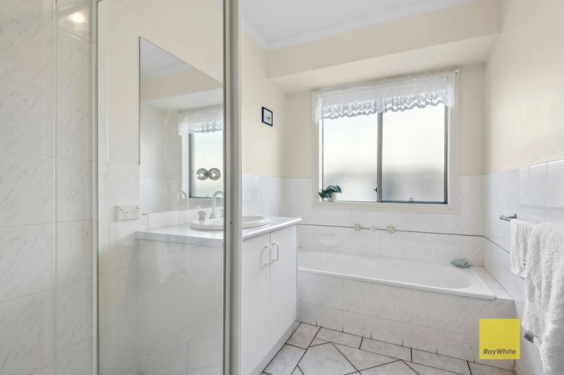 Photo - 4 Laguna Place, Grovedale VIC 3216 - Image 6