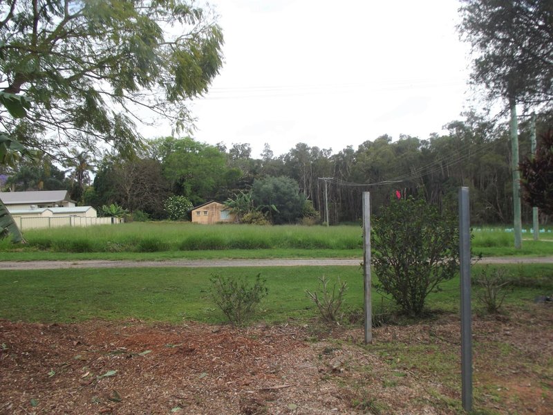 Photo - 4 Lake Street, Macleay Island QLD 4184 - Image 4