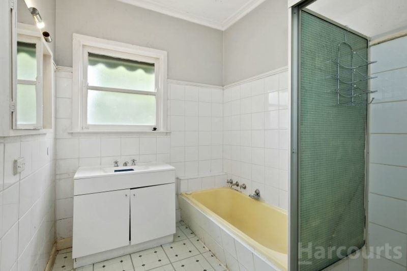 Photo - 4 Lambert Street, Wendouree VIC 3355 - Image 10