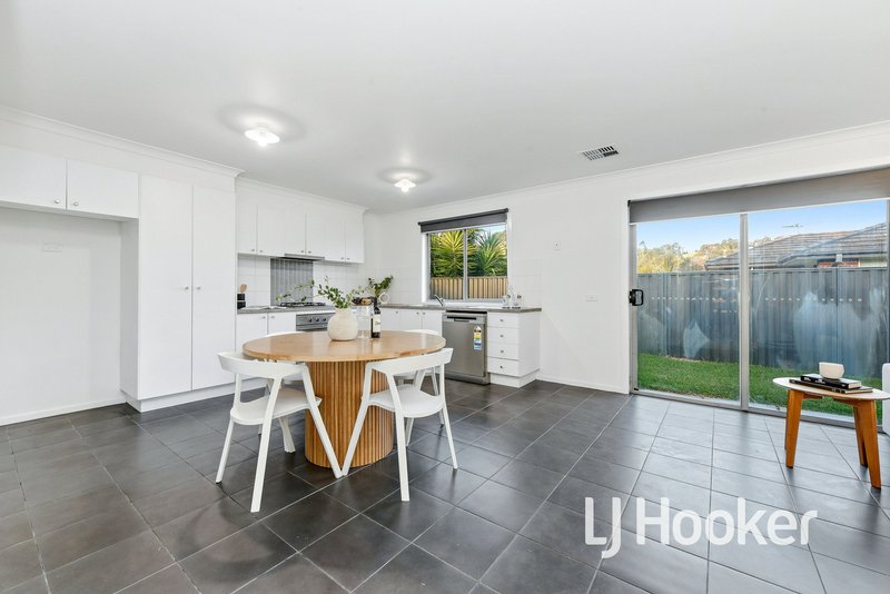 Photo - 4 Laurel Lane, Pakenham VIC 3810 - Image 3