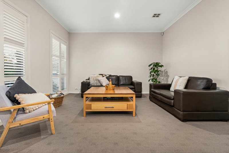 Photo - 4 Lawson Way, Caroline Springs VIC 3023 - Image 13