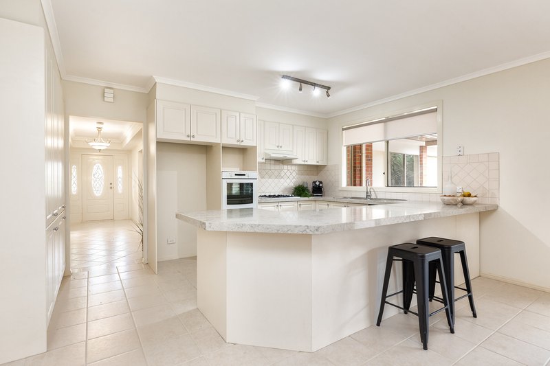 Photo - 4 Lia Amie Place, Berwick VIC 3806 - Image 5