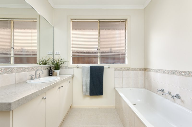 Photo - 4 Lia Amie Place, Berwick VIC 3806 - Image 17