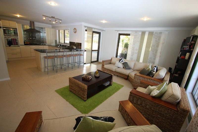 Photo - 4 Lillian Crescent, Ashmore QLD 4214 - Image 3