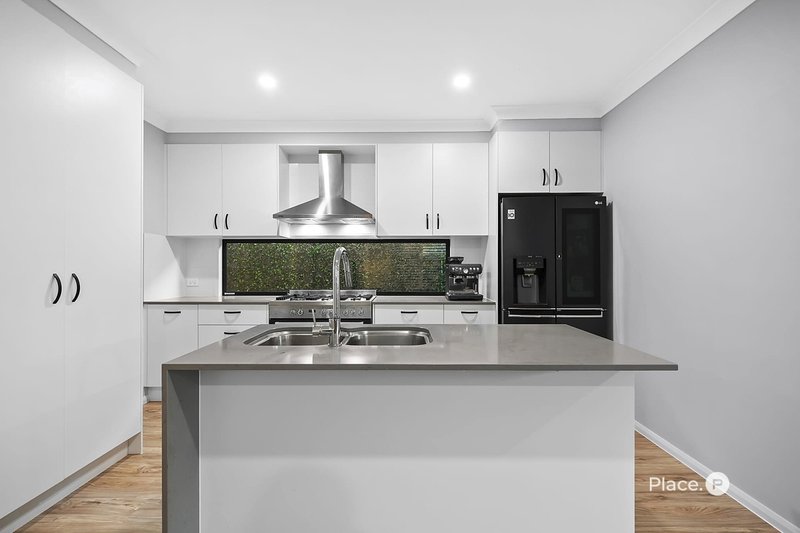 Photo - 4 Lincoln Crescent, Upper Kedron QLD 4055 - Image 4