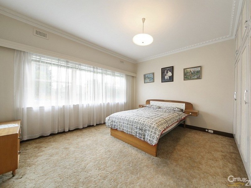 Photo - 4 Lindsay Street, Mckinnon VIC 3204 - Image 5